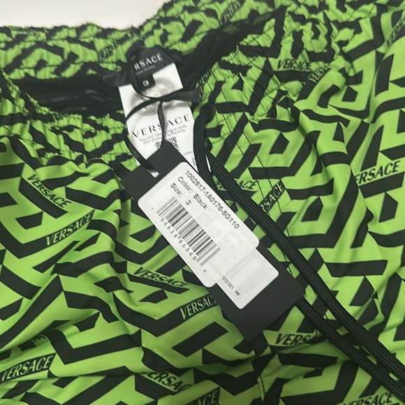 New Authentic VERSACE Green/Black Logo Print Swim Shorts - Picture 6 of 9